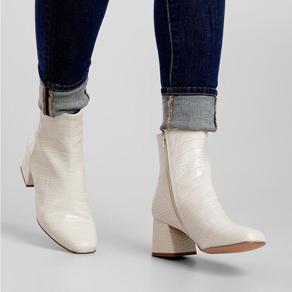 Women’s STEVE MADDEN Darma bone crocodile ankle boot- Size 9.5 - Picture 2 of 8